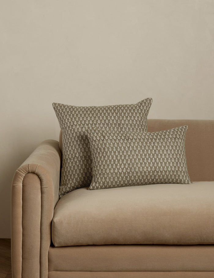 #color:taupe #style::lumbar #style::square