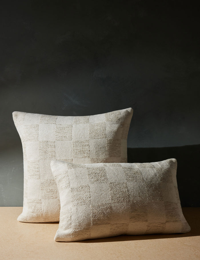#style::lumbar #fill type::with-feather-down-insert #color::natural #fill type::pillow-cover-only
