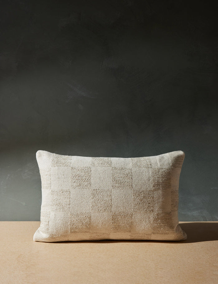 #style::lumbar #fill type::with-feather-down-insert #color::natural #fill type::pillow-cover-only
