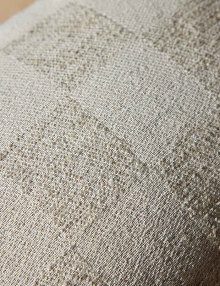 #style::square #style::lumbar #fill type::with-feather-down-insert #color::natural #fill type::pillow-cover-only