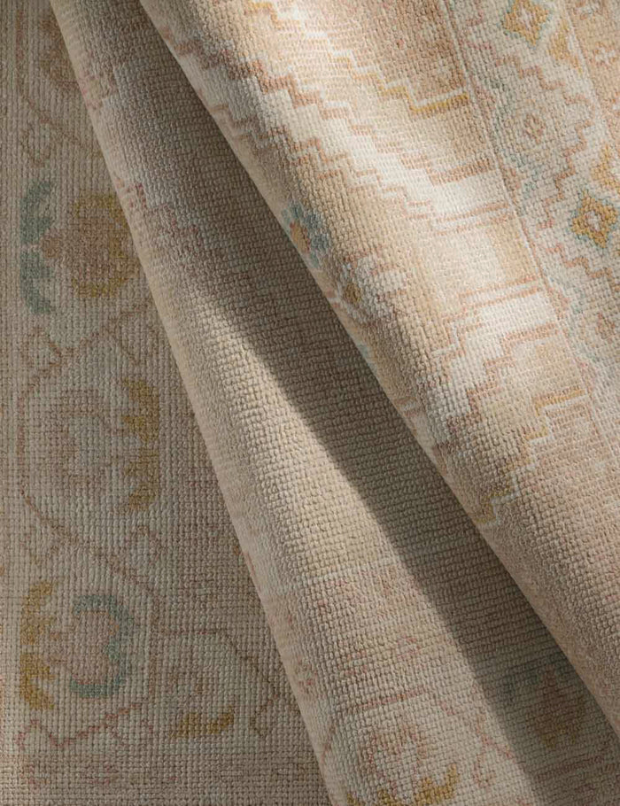 #size::2--x-3- #size::4--x-6- #size::6--x-9- #size::8--x-10- #size::9--x-12- #size::10--x-14- | Close up of the lotus rug