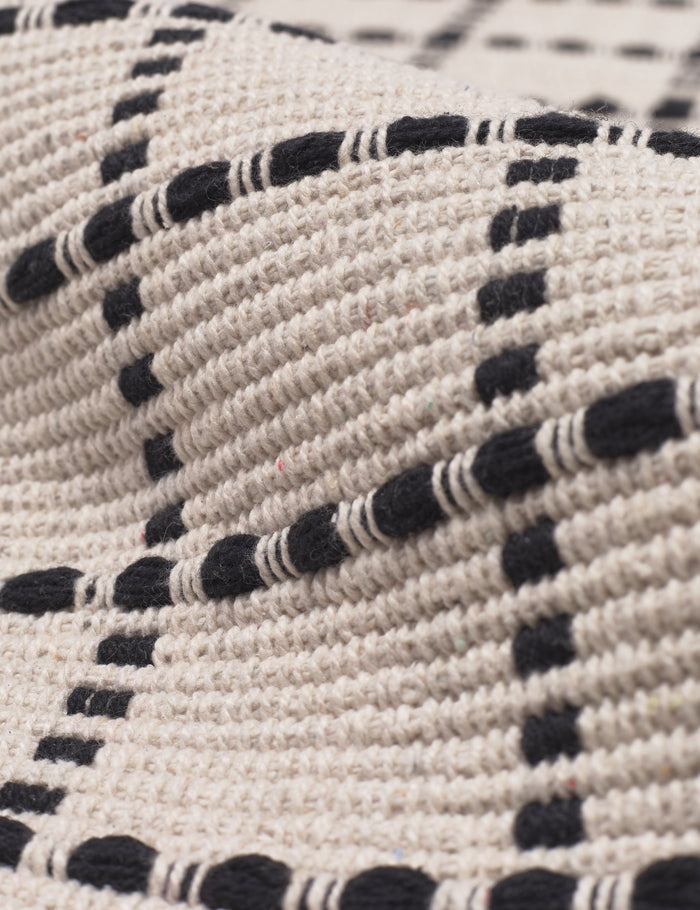 #size::1-9--x-2-10- #size::2--x-5- | Close-up of the Sebou natural and black dotted machine washable mat