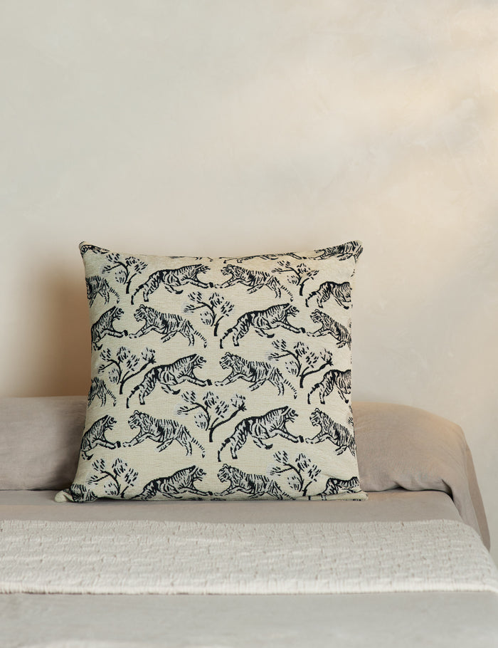 #color::ivory #fill type::with-feather-down-insert #style::square #fill type::pillow-cover-only