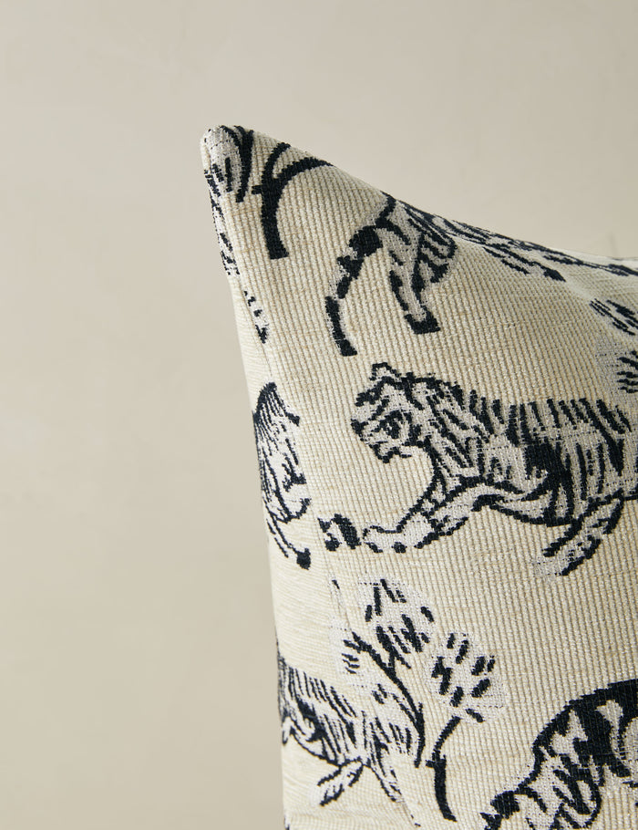 #color::ivory #fill type::with-feather-down-insert #style::square #fill type::pillow-cover-only