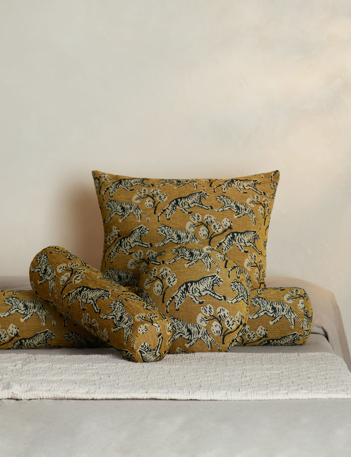 #color::gold #fill type::with-feather-down-insert #style::square #fill type::pillow-cover-only