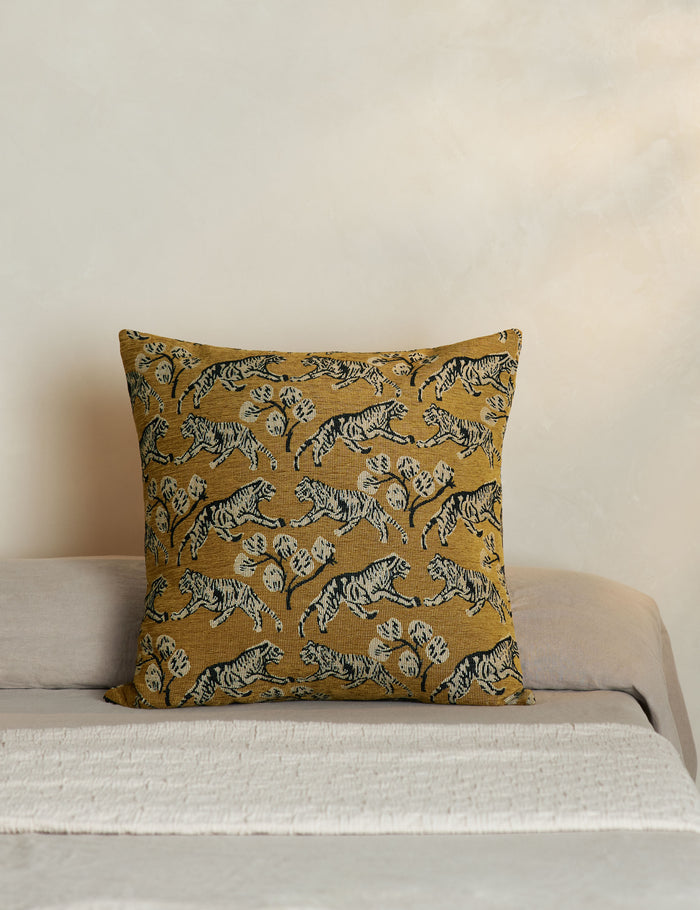 #color::gold #fill type::with-feather-down-insert #style::square #fill type::pillow-cover-only